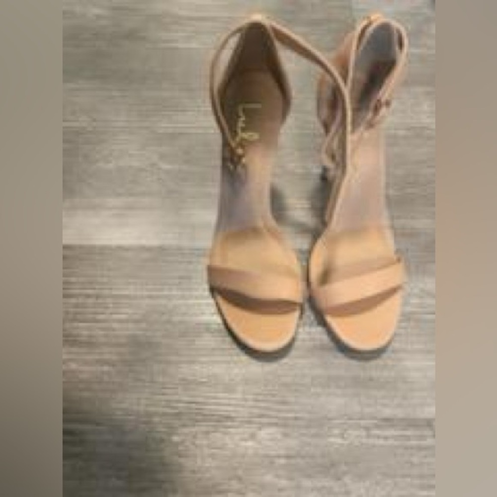Lulu’s nude Sandles